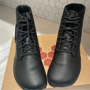 Worn three times! In original box, size 9 US & EURO 40. True to size!